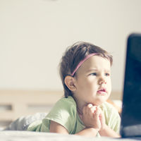 ¿Quieres que tu hijo duerma mejor? No dejes que use dispositivos móviles antes de acostarse 