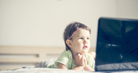 ¿Quieres que tu hijo duerma mejor? No dejes que use dispositivos móviles antes de acostarse