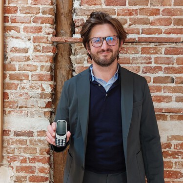 Diego Hidaldo Impulsor Del Movimiento Off Nunca Ha Utilizado Un Smartphone Posa Con Un Viejo Nokia En Su Oficina De Madrid Juan Calleja
