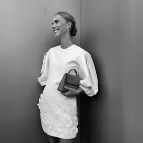 Versátil, elegante y en el color vibrante que buscamos para elevar el outfit: así es este bolso Tous rebajado 