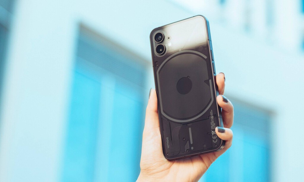 No es un iPhone transparente, es el Nothing Phone y hoy Amazon lo tiene a precio mínimo