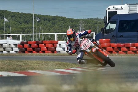 ¡Sin descanso! Así es como Marc Márquez (y otros) pasan el verano: entrenando Supermotard