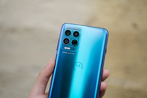 Celular Motorola Edge na mão de uma pessoa. Créditos: banco de imagens