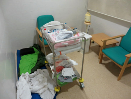 El indignante posparto de una madre cuidando de su bebé en el hospital: durmiendo en un saco