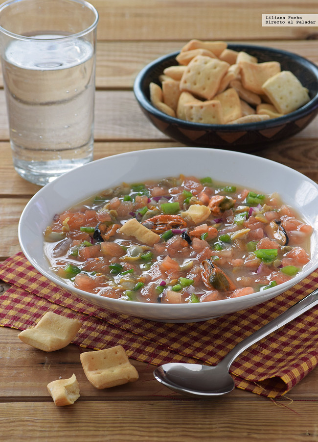 Sopa picante de mejillones, berberechos y hortalizas