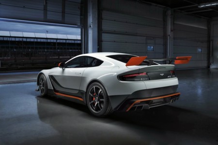 Coge el babero y escucha al Aston Martin Vantage GT12 en Nürburgring
