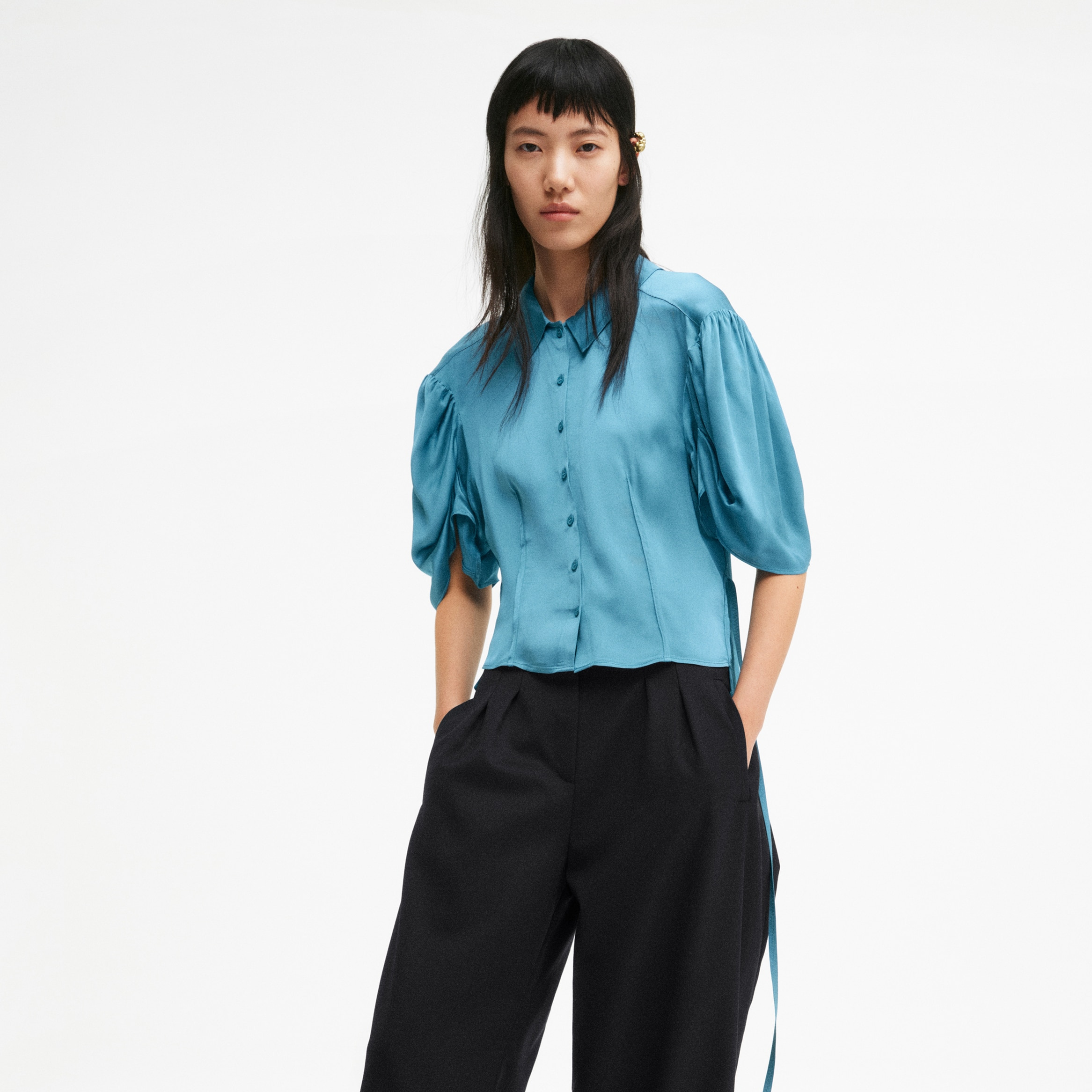 Blusa de satén con manga puffy