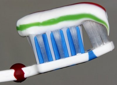 ¿Cómo se hacen los dentífricos de distintos colores?