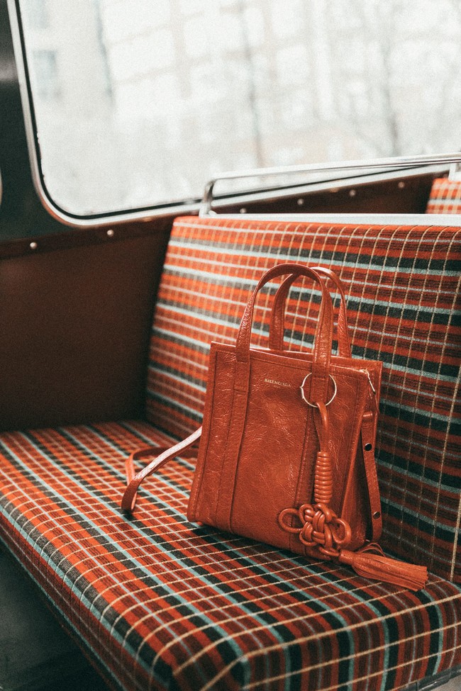 London Fashion Week Fall 2017 Lfw Topshop Unique Denim Jacket Cropped Jeans Studded White Boots Balenciaga Shopping Bag Red Bag White Shirt Xxl Sleeves Statement Earrings 122 1800x2700