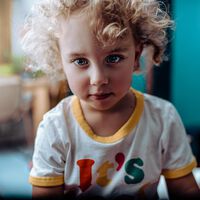 ¿Tu hijo te pega cuando se enfada? No es nada personal. Por qué lo hace y cómo gestionarlo 