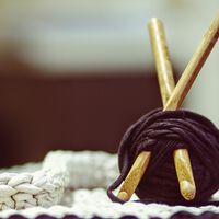 Vuelven las "manualidades de la abuela": cómo una generación adicta a las pantallas se está enganchando a tejer y coser 