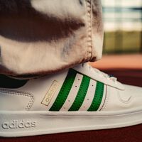 Adidas despide la semana con una liquidación en su outlet: chanclas, pantalones, zapatillas y más a mitad de precio  