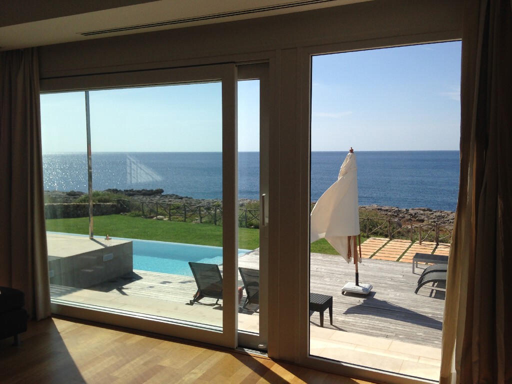 Este es el truco para limpiar rieles de ventanas sin aspiradora que arrasa en TikTok gracias a un vídeo viral