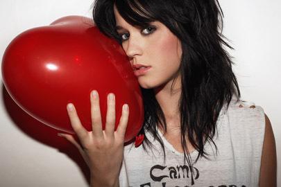 Katy Perry no es tan rebelde cuando le toca casarse