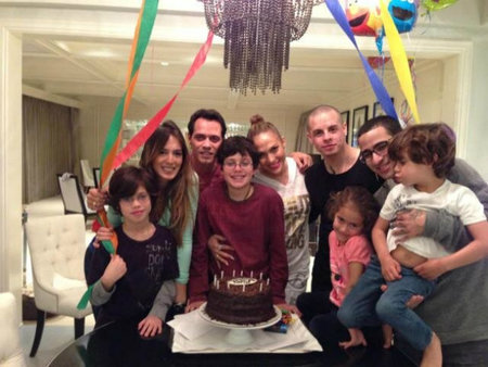 J-Lo y Marc Anthony juntos con pastel de cumpleaños de por medio