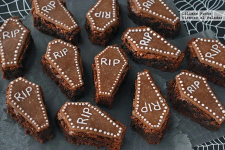 Brownies ataúd de chocolate y mazapán. Receta de Halloween