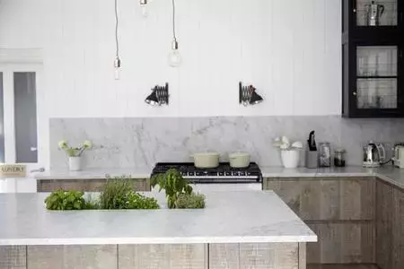 Cómo organizar la cocina alrededor de una isla