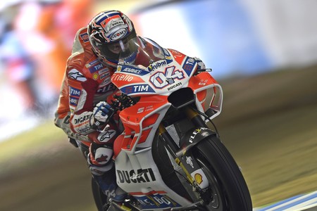Andrea Dovizioso derrota a Marc Márquez en un duelo épico bajo el aguacero japonés