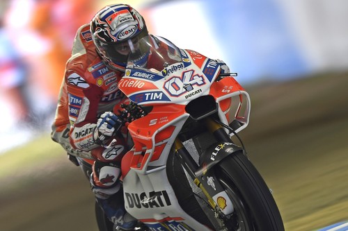 Andrea Dovizioso derrota a Marc Márquez en un duelo épico bajo el aguacero japonés