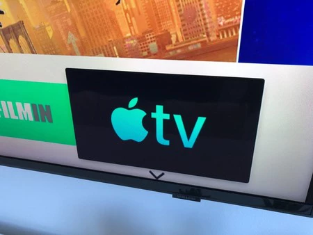 Samsung テレビ上の Apple TV アプリ