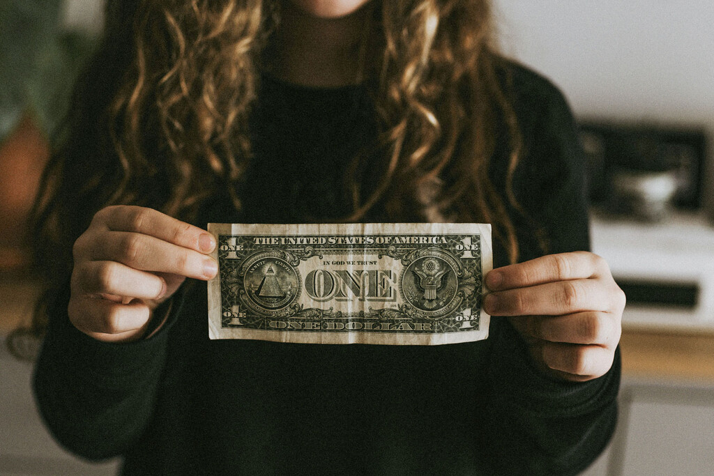 Una mujer encontró 6.000 dólares que había perdido años atrás. La verdadera odisea fue conseguir que su banco lo aceptara