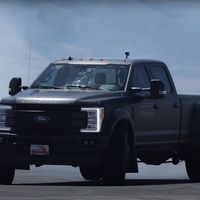 Esta Ford F-450 Super Duty haciendo drifting demuestra que el tamaño no importa cuando Ken Block está al volante