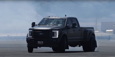 Esta Ford F-450 Super Duty haciendo drifting demuestra que el tamaño no importa cuando Ken Block está al volante