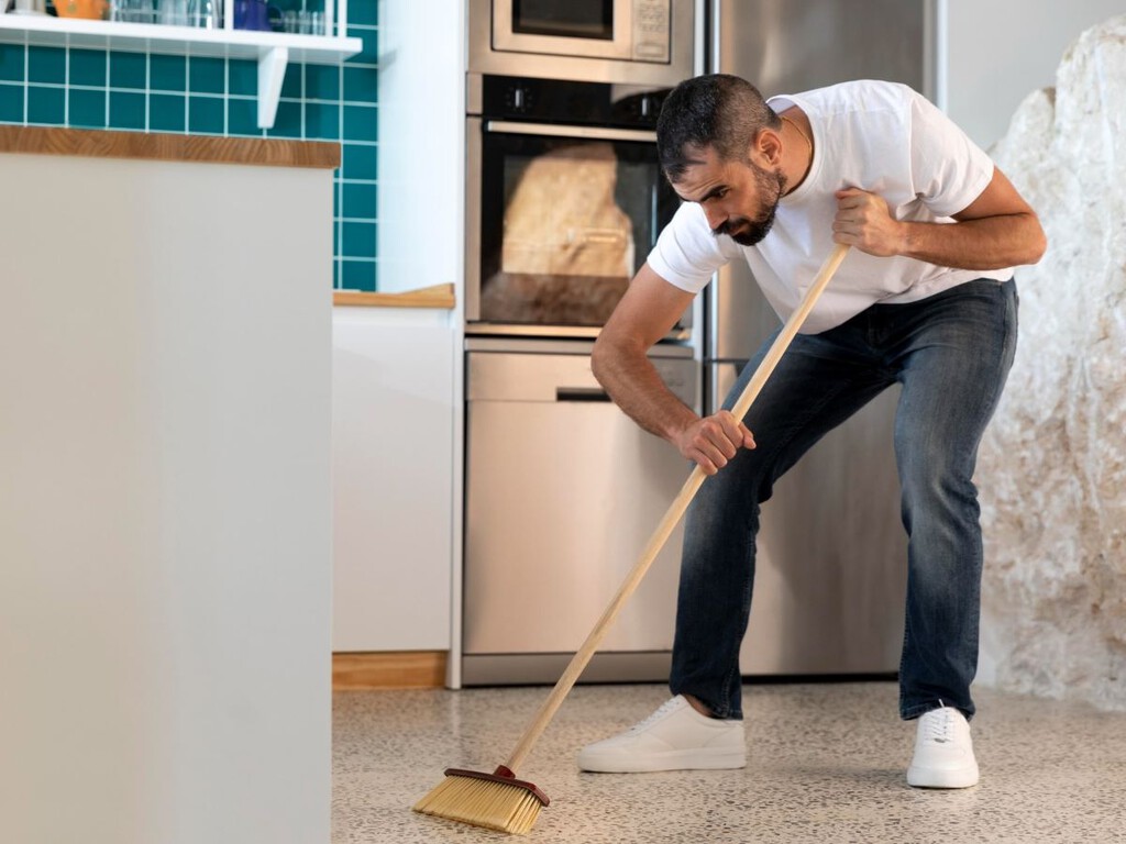 Adiós a la escoba en la cocina: los profesionales de la limpieza coinciden en que aspirar es la alternativa más rápida, limpia y eficaz