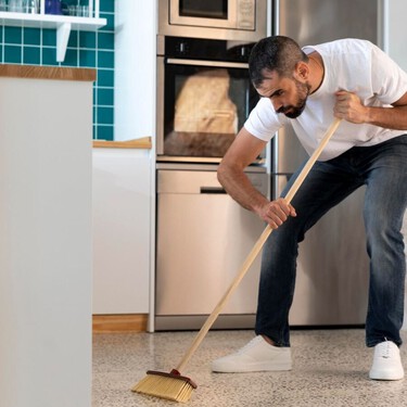 Adiós a la escoba en la cocina: los profesionales de la limpieza coinciden en que aspirar es la alternativa más rápida, limpia y eficaz 