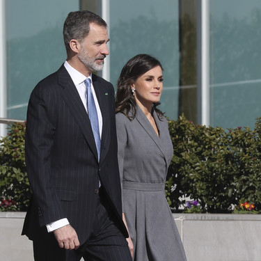 Doña Letizia Ortiz hace un Melania Trump al lucir un abrigo-vestido en su último acto oficial 