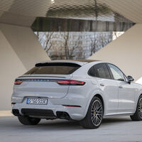 Gerard Piqué estrena nuevo coche para acompañar al CUPRA Formentor: un Porsche Cayenne E-Hybrid Coupé de 462 CV