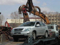 Lexus RX destrozado por una grúa