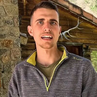 Arnau, 24 años, vive solo en el campo desde los 18 años: "Gastas menos y tengo carne ilimitada, me siento el hombre más feliz de la tierra viviendo así" 