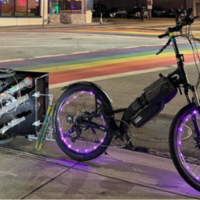 Un héroe sin capa instaló imanes a su bici para recoger clavos y tornillos de las calles y evitar ponchaduras de llantas