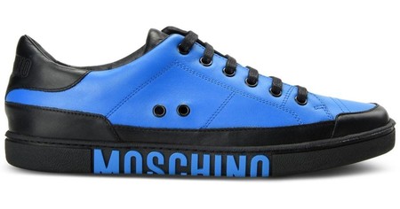 Soberbia en azul y negro. Así es la sneaker más `llevable´ de Moschino