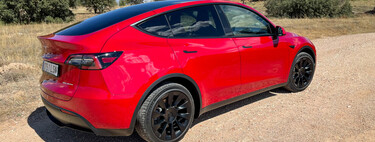 "Intenté abrir el coche, pero no funcionó": dos niños y un adulto mueren atrapados en un Tesla en llamas en Alemania