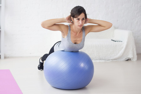 Tres intensos ejercicios para el core que puedes hacer con un fitball