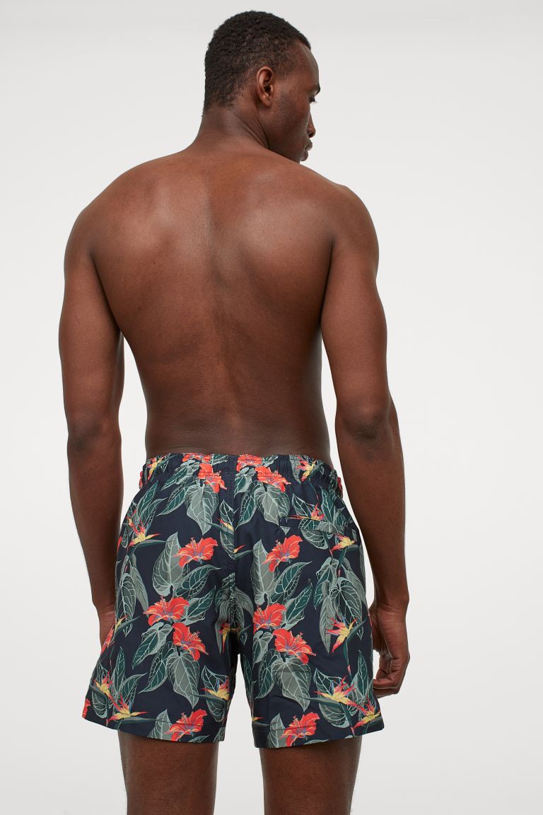 Bañador estampado con cintura elástica, cordón de ajuste y bolsillo insertado con cierre autoadherente oculto detrás. Pantaloncillo interior de malla suave.