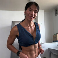 Yaneth Ponce, entrenadora: cinco ejercicios con dos mancuernas para tener unos brazos más fuertes 