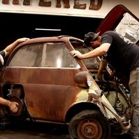 Del bosque a la carretera en apenas dos días: así es el rescate en vídeo de este BMW Isetta abandonado en EE UU