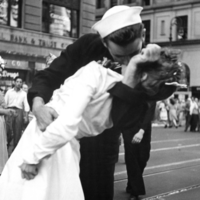 "Me agarraron": pocos conocen el lado oscuro de la icónica foto del beso que marcó el fin de la Segunda Guerra Mundial