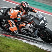 Adiós a la familia KTM. Han despedido a otro mítico piloto de la marca, y fue clave en el nacimiento de la RC16 de MotoGP