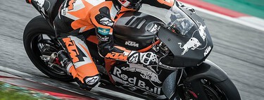 Adiós a la familia KTM. Han despedido a otro mítico piloto de la marca, y fue clave en el nacimiento de la RC16 de MotoGP