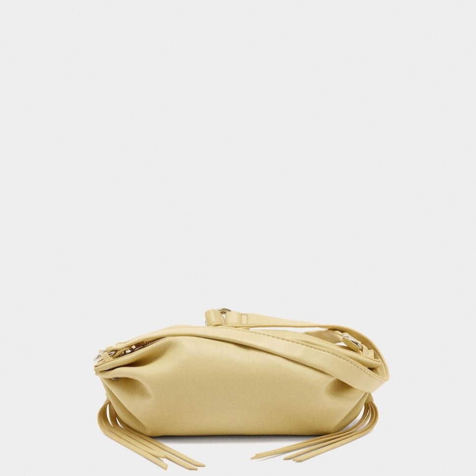 Parfois
Bandolera de mujer con fruncidos y flecos con cierre de cremallera en liso