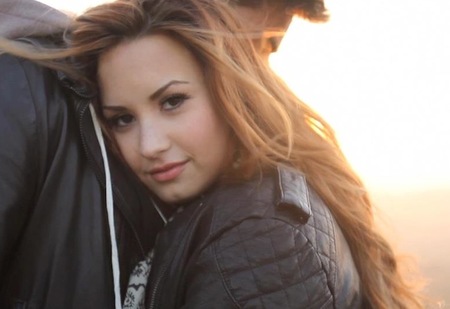 Demi Lovato le echa un par y nos cuenta porque se dio a la droga dura
