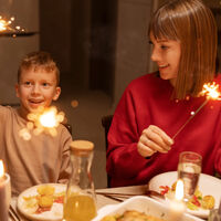 Nueve juegos sencillos que no se compran para divertirse en familia en las comidas navideñas 