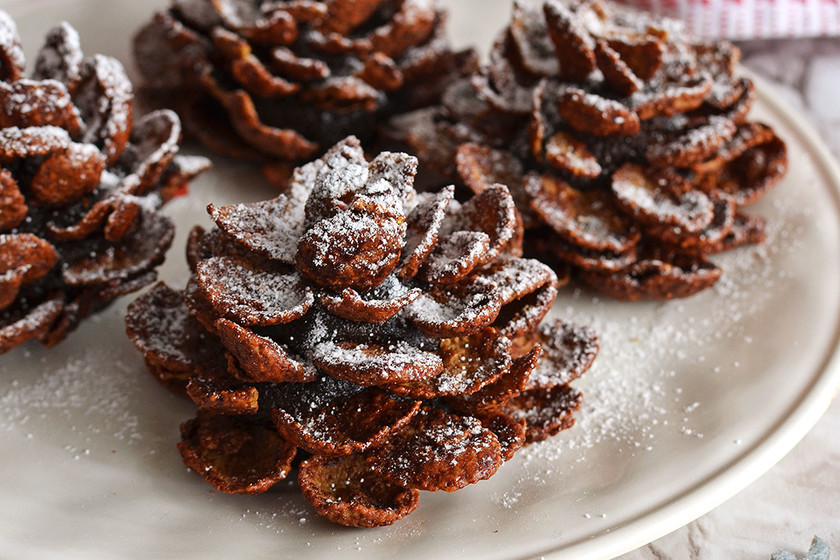 Piñas navideñas de chocolate y cereal. Receta de postre