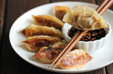 Deliciosa y sencilla receta coreana de Won tons de cerdo