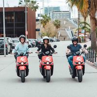 Los problemas del auge del motosharing en España: hay más de 10.000 motos de alquiler y todas necesitan su aparcamiento 