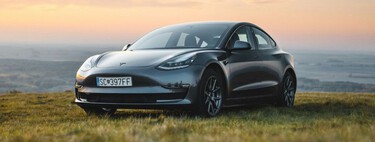 Dezenas de carros Tesla aparecem no meio de um campo. E agora estamos tentando entender por que 